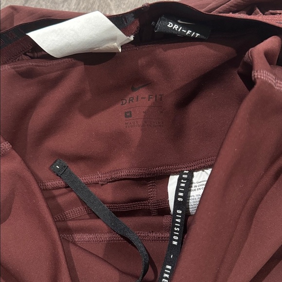 Nike burgundy running shirt with detachable shorts M - Picture 4 of 4